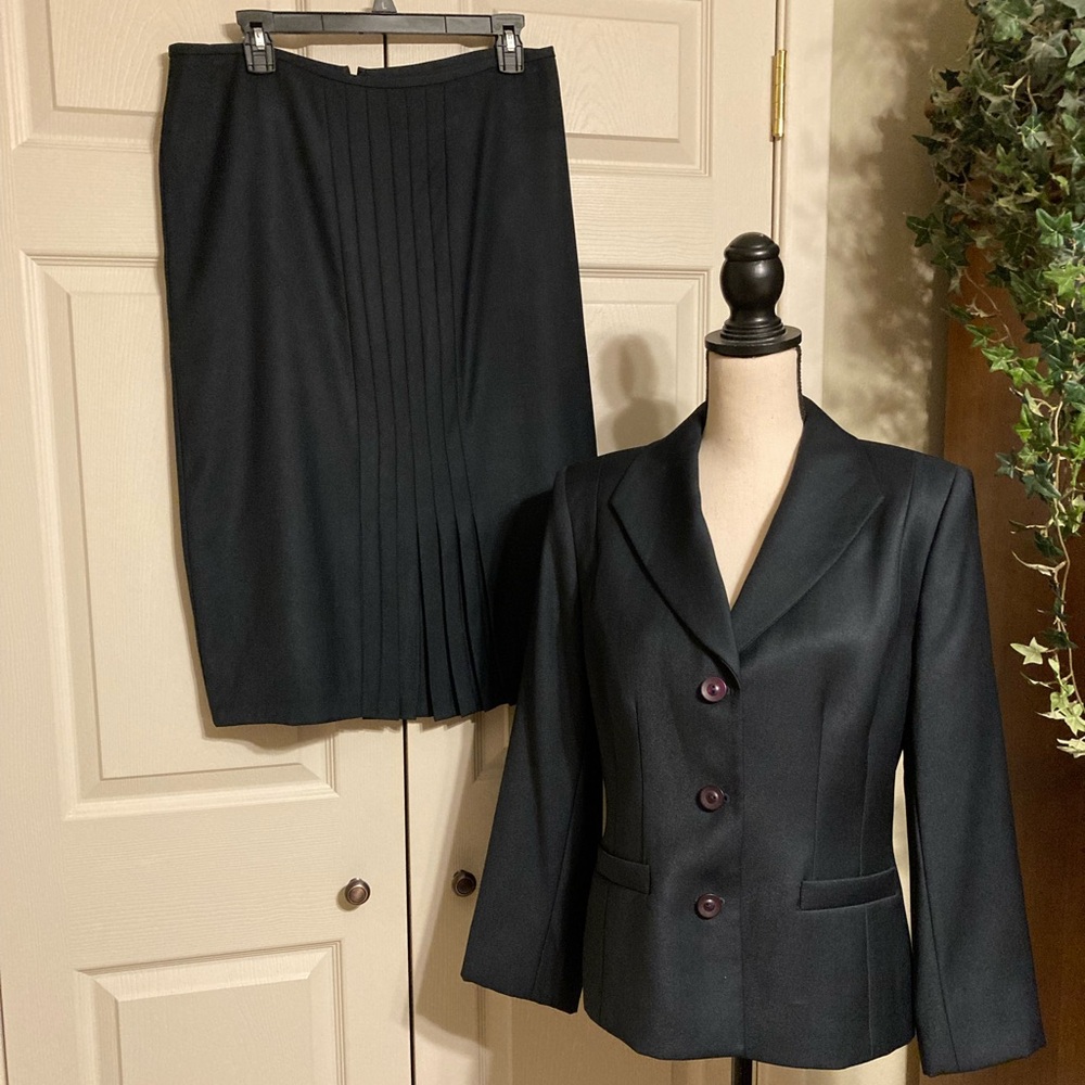 Sag harbor 2 piece suit. blazer / jacket and skirt size 12